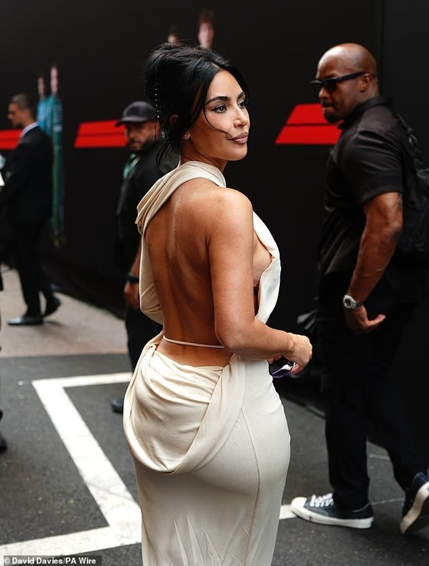 Kim Kardashian ngushëllon Lewis Hamilton pas humbjes dramatike në Monako 1 kim kardashian ngushellon lewis hamilton pas humbjes dramatike ne monako 6a25e8fc700fe