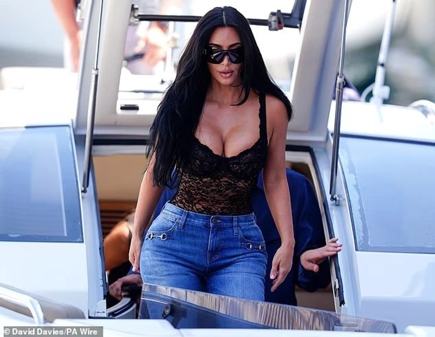 kim kardashian shfaqet ne monaco grand prix per te mbeshtetur lewis hamilton 6a24977b93669