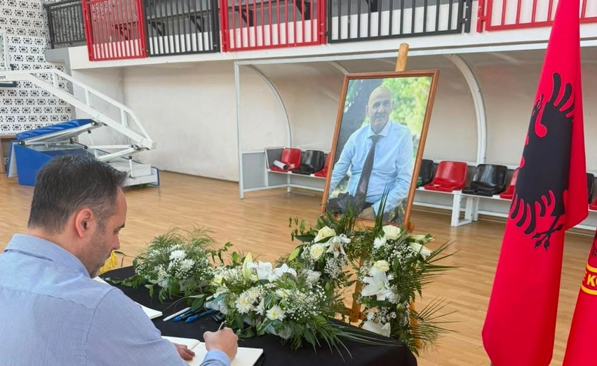 Konjufca shkon për ngushëllime në familjen Jashari: Sahiti do të mbetet në kujtesën e kombit 3 konjufca shkon per ngushellime ne familjen jashari sahiti do te mbetet ne kujtesen e kombit 6a2ecd731835c