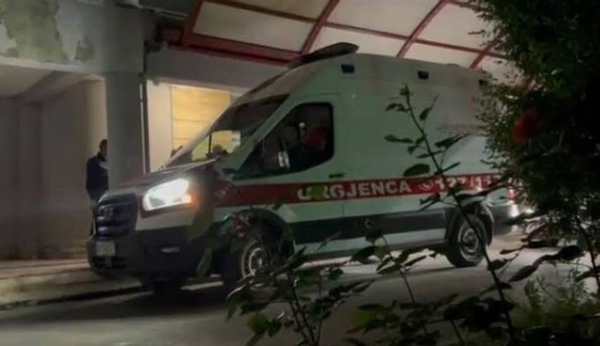 Korçë/ 4-vjeçari bie aksidentalisht nga kati i dytë i banesës, transportohet në spital 3 korce 4 vjecari bie aksidentalisht nga kati i dyte i baneses transportohet ne spital 6a2b2dd031871
