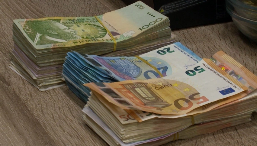 kursi i euros me lekun bie perseri po shkon drejt pragut te 95 lekeve 6a2182d009dca