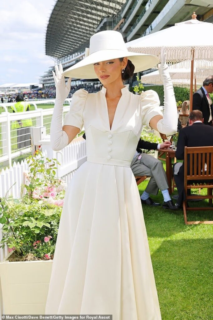 Maura Higgins dhe Holly Willoughby shkëlqejnë me elegancë në “Ladies Day” të Royal Ascot 3 maura higgins dhe holly willoughby shkelqejne me elegance ne ladies day te royal ascot 6a344d5bad8c1
