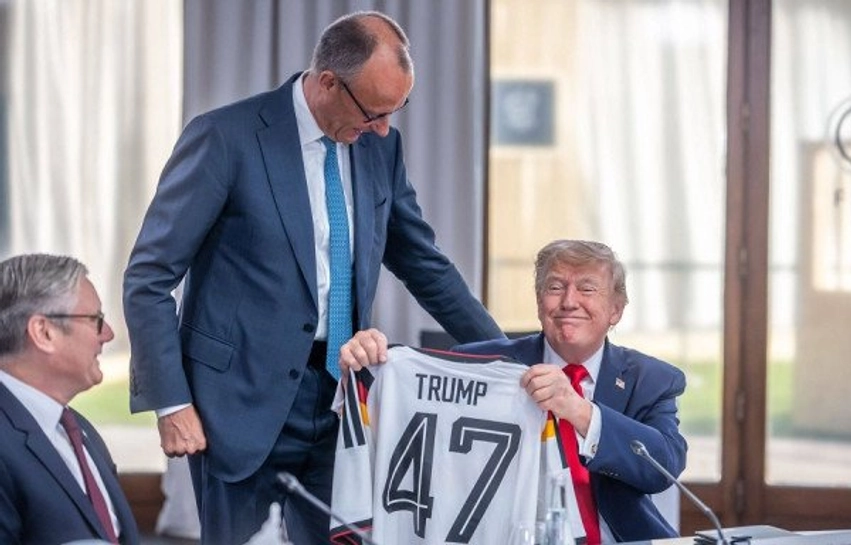 Merz surprizon Trump-in me rastin e 80-vjetorit, i dhuron një fanellë të Gjermanisë në samitin e G7 1 merz surprizon trump in me rastin e 80 vjetorit i dhuron nje fanelle te gjermanise ne samitin e g7 6a315530db7d4