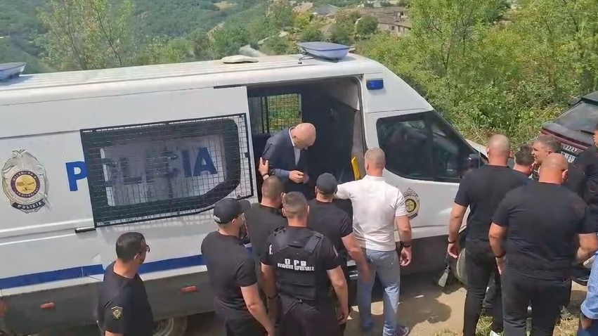Meta mbërrin në Skrapar për ceremoninë e përcjelljes së të atit drejt banesës së fundit 3 meta mberrin ne skrapar per ceremonine e percjelljes se te atit drejt baneses se fundit 6a1ea7915acb8