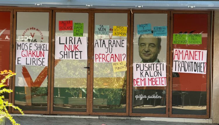 mos e prek gjakun e lirise pankarta te shtabi i vv se ne shkup 6a23f2b235f93