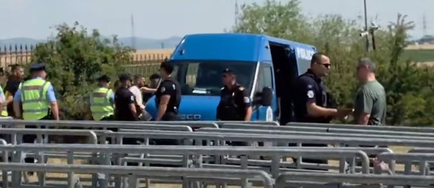 ne perfundim te vidovdanit ne gazimestan ndalohen disa serbe qe kenduan kenge nacionaliste 6a41265608f35