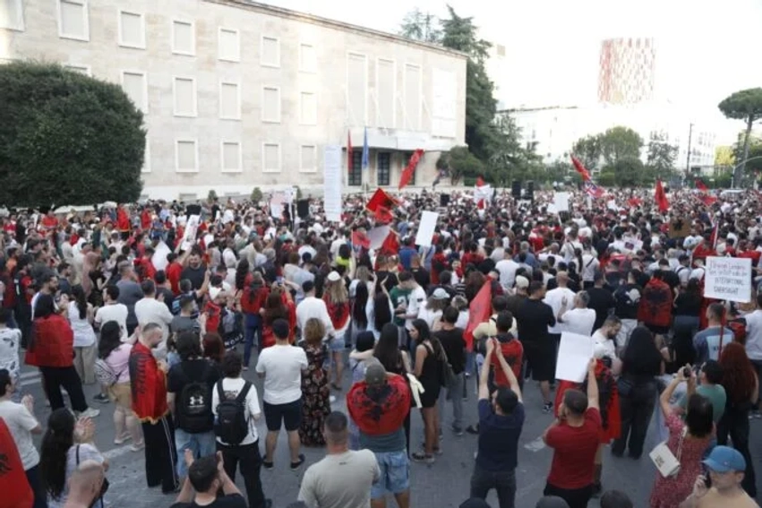 “Nëse duhet ta rrethojmë Kryeministrinë, do ta bëjmë”. Dita e 15-të e protestës, pas tre orësh në Bulevard, qytetarët nisin marshimin nëpër kryeqytet 3 nese duhet ta rrethojme kryeministrine do ta bejme dita e 15 te e protestes pas tre oresh ne bulevard qytetaret nisin marshimin neper kryeqytet 6a2f062f7fbb6