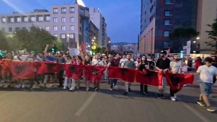 nga zverneci deri ne rrjoll shqiperia po thote boll qytetaret nisin marshimin drejt kryeministrise 6a2852907c4f9