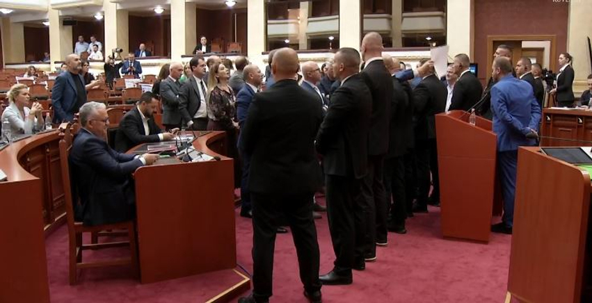 Opozita bllokon foltoren e Kuvendit, Peleshi e ndërpret seancën gjatë fjalës së deputetit Bido, tensione në sallë! 2 opozita bllokon foltoren e kuvendit peleshi e nderpret seancen gjate fjales se deputetit bido tensione ne salle 6a33bf8fb2a38