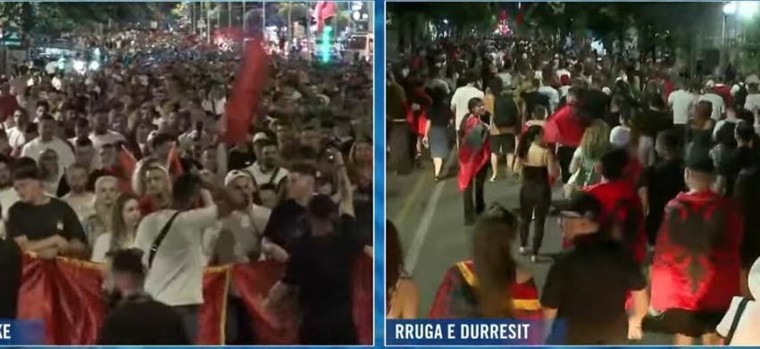 Pamje me dron/ Mijëra vetë mbushin bulevardin kundër qeverisë Rama: Shqipëri e re! 2 pamje me dron mijera vete mbushin bulevardin kunder qeverise rama shqiperi e re 6a2f2256a85f4