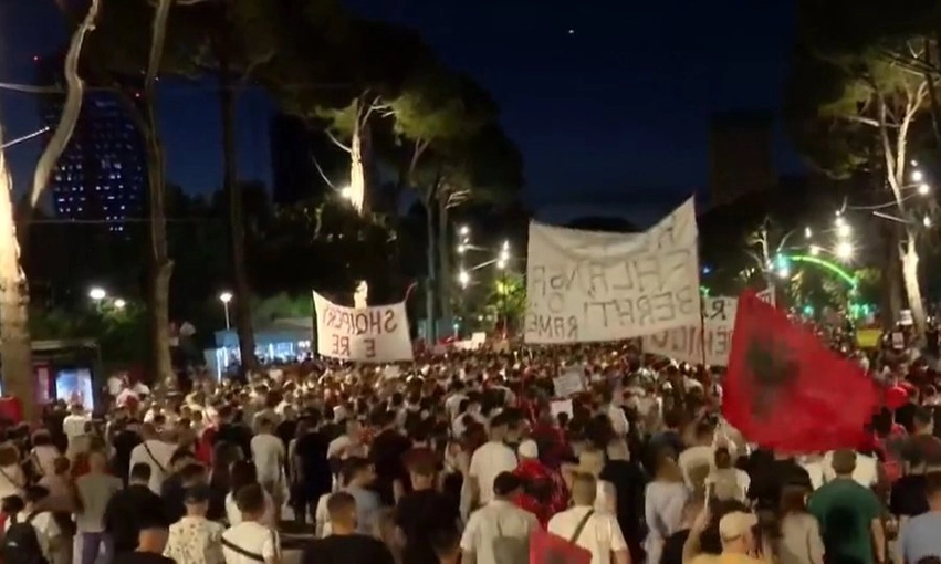 Pas disa orësh protestë para Kryeministrisë, qytetarët nisin marshimin në rrugët e Tiranës 3 pas disa oresh proteste para kryeministrise qytetaret nisin marshimin ne rruget e tiranes 6a31a92f7b797