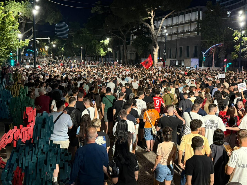 Përfundon protesta e 18-të, mijëra qytetarë mbyllin marshimin në sheshin “Skënderbej”: Rama jepe dorëheqjen! 2 perfundon protesta e 18 te mijera qytetare mbyllin marshimin ne sheshin skenderbej rama jepe doreheqjen 6a3316d1ca3e4