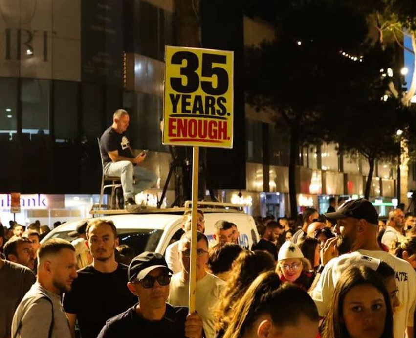 Përfundon protesta e 19-të, mijëra qytetarë mbyllin marshimin nëpër rrugët e Tiranës! Thirrja për kryeministrin: Rama jepe dorëheqjen! Nuk ka bisedime! 3 perfundon protesta e 19 te mijera qytetare mbyllin marshimin neper rruget e tiranes thirrja per kryeministrin rama jepe doreheqjen nuk ka bisedime 6a348476aa957