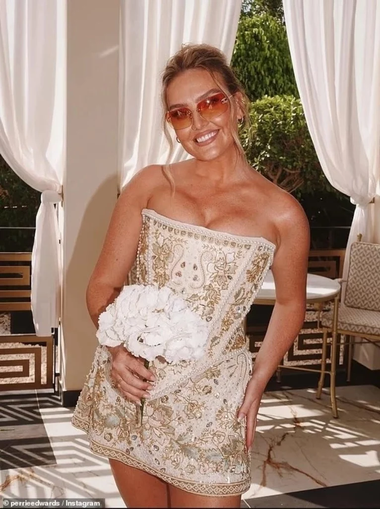Perrie Edwards zbulon fustanin e tretë të nusërisë dhe ndan momente të reja nga dasma luksoze në Portugali 3 perrie edwards zbulon fustanin e trete te nuserise dhe ndan momente te reja nga dasma luksoze ne portugali 6a359f0ed5ffd
