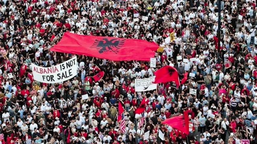 Protesta e 20-të në Tiranë, qytetarët mblidhen në Sheshin “Skënderbej” dhe marshojnë drejt Kryeministrisë 1 protesta e 20 te ne tirane qytetaret mblidhen ne sheshin skenderbej dhe marshojne drejt kryeministrise 6a359db03ebfb