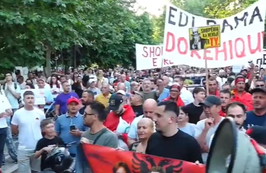 Protestuesit kapin në befasi deputetët, i bllokojnë në Kuvend 2 protestuesit kapin ne befasi deputetet i bllokojne ne kuvend 6a343035c17da