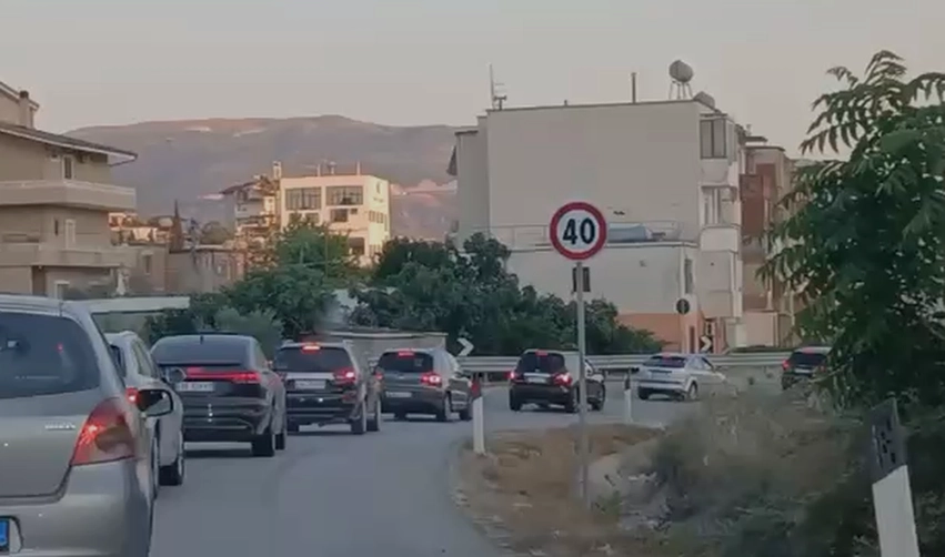 rendohet trafiku ne vlore fluks i madh automjetesh ne dalje te qytetit 6a385cd159f47