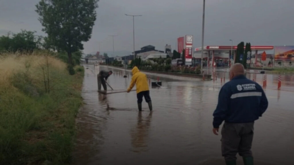 Rënie shiu në Manastir, vërshohen disa rrugë 6 renie shiu ne manastir vershohen disa rruge 6a27224f708fd
