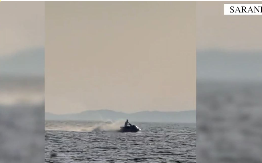 Rrezikoi pushuesit duke hyrë në zonën e sigurisë, gjobitet poseduesi i mjetit lundrues në Sarandë 4 rrezikoi pushuesit duke hyre ne zonen e sigurise gjobitet poseduesi i mjetit lundrues ne sarande 6a38089994780
