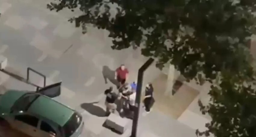 Sherr me grushte dhe sende të forta mes një grupi personash në Vlorë 3 sherr me grushte dhe sende te forta mes nje grupi personash ne vlore 6a39ae5747e8e