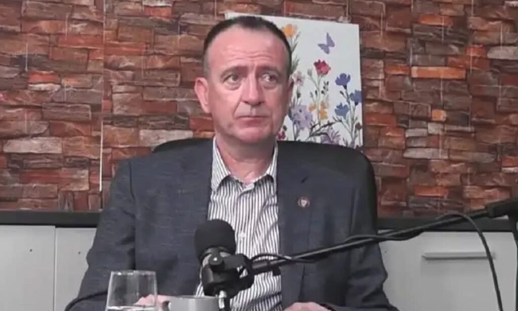 Taravari: Stojillkoviqi s’e fsheh se është njeri i Vuçiqit dhe i “Sërpski Svetit” në Maqedoni 4 taravari stojillkoviqi se fsheh se eshte njeri i vuciqit dhe i serpski svetit ne maqedoni 6a3ab08d3fd15