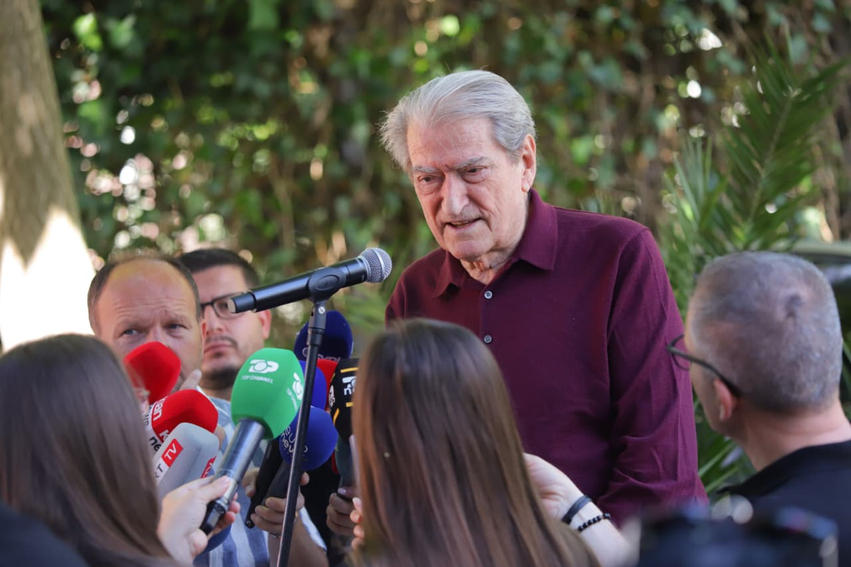 thirrjet e protestuesve rama ne burg berisha ne burg kryedemokrati qytetaret te mos ndikohen nga nje slogan 6a2fcb3524b12