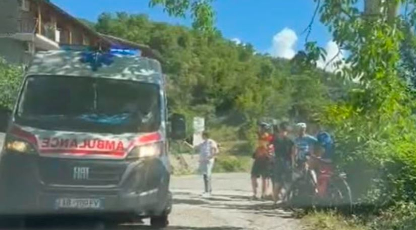 turisti gjerman rreshqet me biciklete ne rrugen permet carcove transportohet ne spital 6a245e0f3ee3b