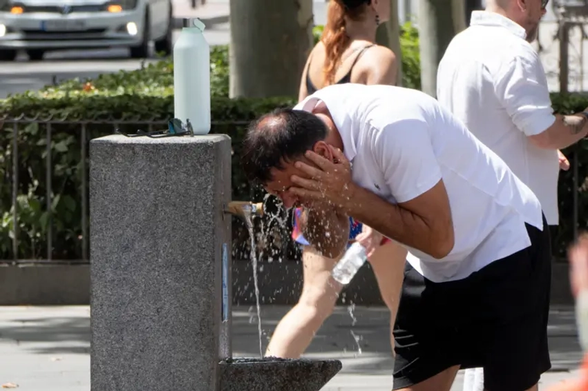 “Vala e të nxehtit përfshin Evropën”: Paralajmërim për temperatura mbi 40°C 1 vala e te nxehtit perfshin evropen paralajmerim per temperatura mbi 40c 6a392211448b4