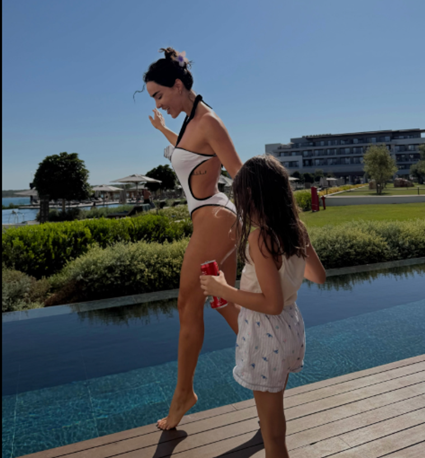 xhensila myrtezaj ndan momente nga pushimet familjare publikon foto 6a43e71ebf531