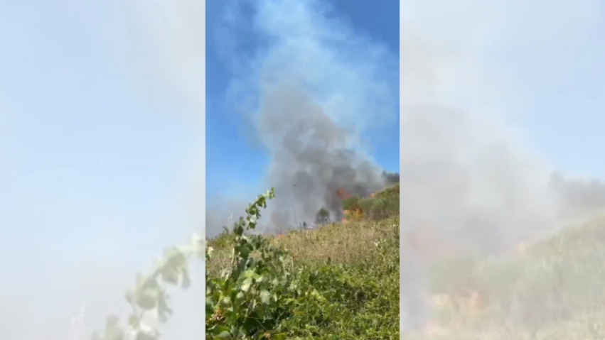 zjarr i permasave te medha ne cerrik 21 zjarrfikes ne terren ne ndihme edhe bashkite fqinje 6a429470d041c