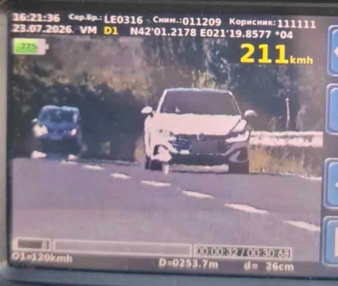 18 vjecari kapet me 211 km h ne shkup tetove policia ia konfiskon veturen dhe e arreston 6a6275cd2e75c
