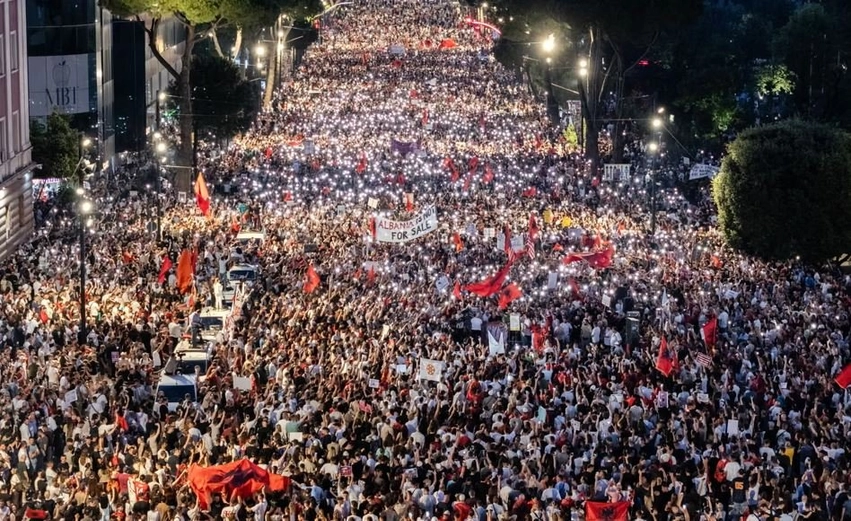 35 ditë revoltë! Diaspora “zbarkon” sot në Tiranë, shqiptarët nuk heqin dorë: Rama, jepe dorëheqjen! 1 35 dite revolte diaspora zbarkon sot ne tirane shqiptaret nuk heqin dore rama jepe doreheqjen 6a489f58d30be