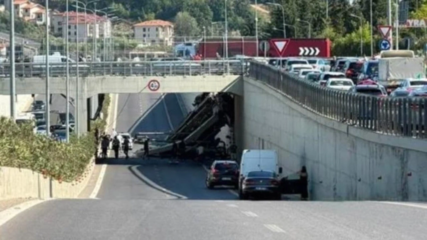 Aksident i rëndë te rrethrrotullimi i TEG, betonieria bie nga lartësia, nuk dihet nëse ka viktima 1 aksident i rende te rrethrrotullimi i teg betonieria bie nga lartesia nuk dihet nese ka viktima 6a60e6ef99db8