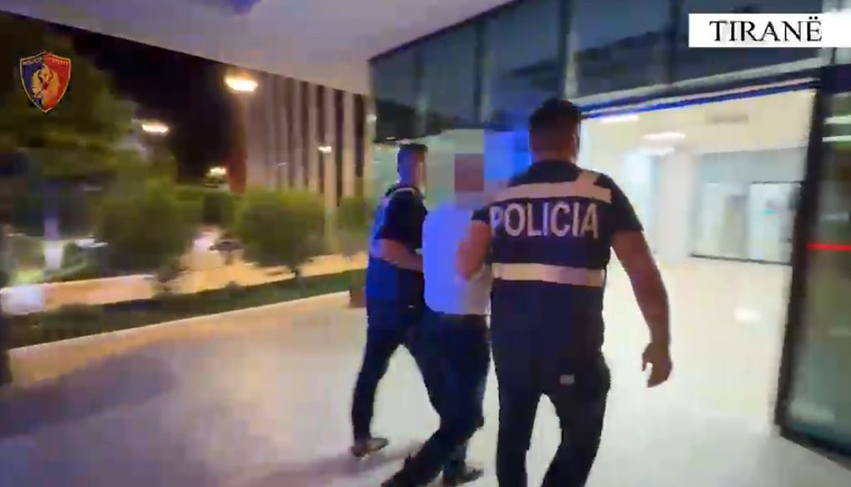 Armë dhe qindra fishekë, tre të arrestuar në Tiranë 1 arme dhe qindra fisheke tre te arrestuar ne tirane 6a4f6f468d65d