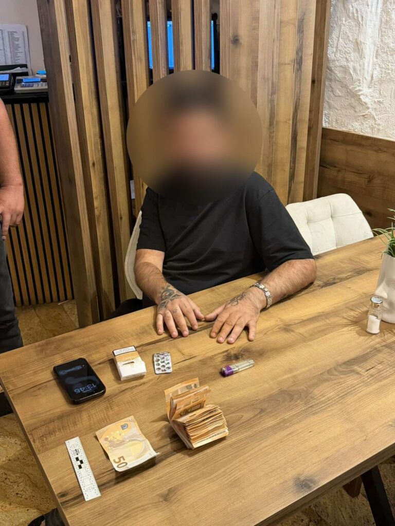 arrestohet 32 vjecari mashtroi nje grua nga kumanova me 9 mije euro duke i premtuar pasaporte te huaj 6a638f0eb675f