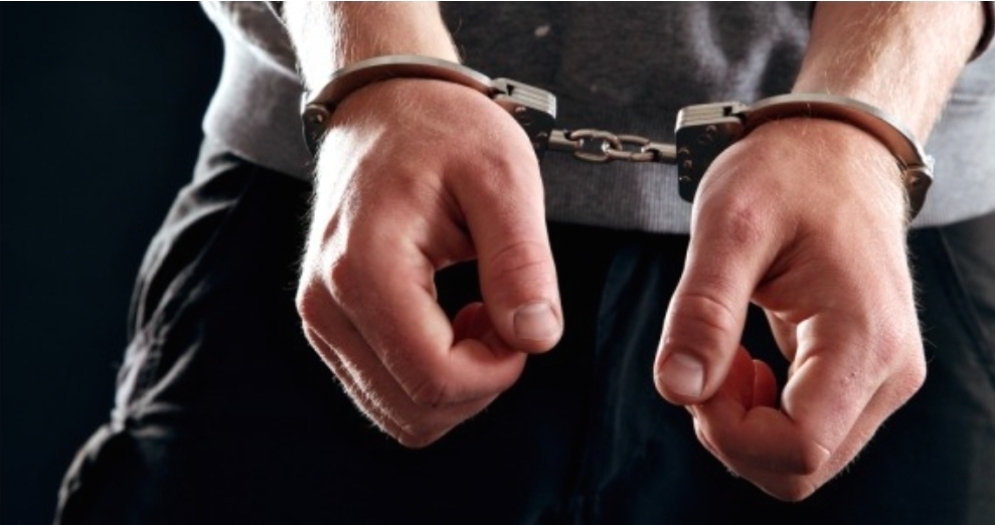 Arrestohet një 22-vjeçar pasi kërcënoi me armë disa persona në stacionin në Zelenikovë 4 arrestohet nje 22 vjecar pasi kercenoi me arme disa persona ne stacionin ne zelenikove 6a4d5dd009323