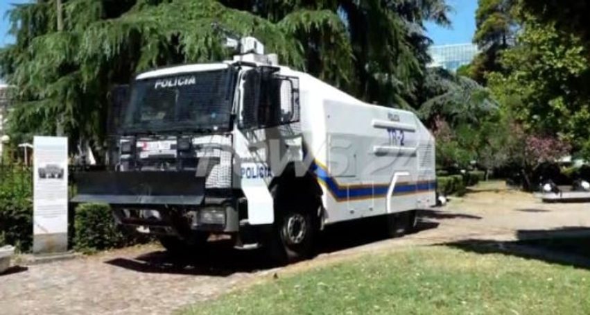 Autobotë uji dhe forca të shumta policore/ Mazhoranca frikë nga revolta, “blindohet” Kuvendi, por aty s’ka protestues 1 autobote uji dhe forca te shumta policore mazhoranca frike nga revolta blindohet kuvendi por aty ska protestues 6a588d6f80d64
