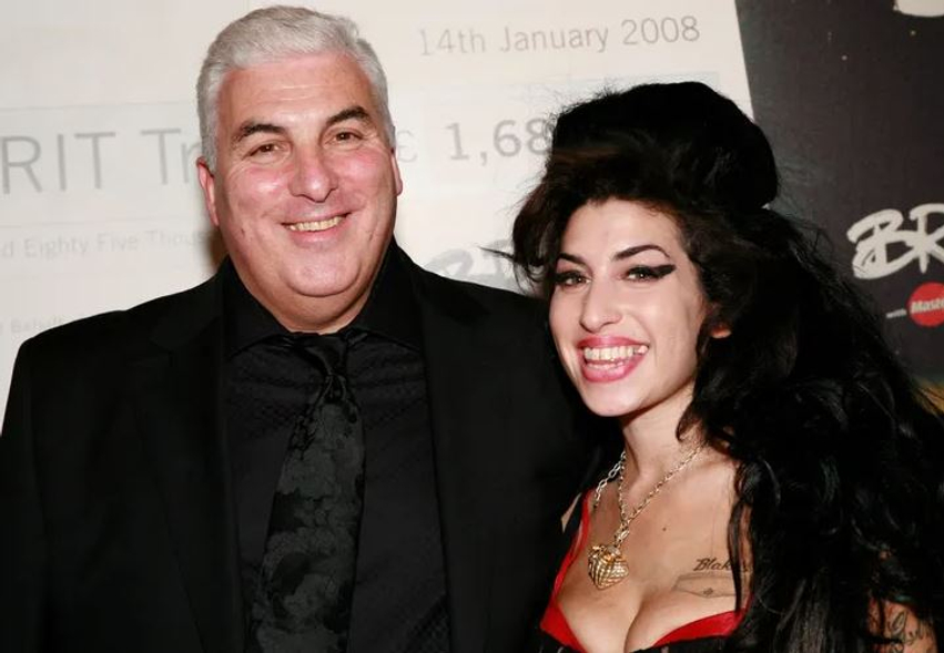 Babai i Amy Winehouse humb gjyqin, detyrohet t’i paguajë 1.1 mln euro dy mikeshave të vajzës së tij 1 babai i amy winehouse humb gjyqin detyrohet ti paguaje 1 1 mln euro dy mikeshave te vajzes se tij 6a6b039b95966