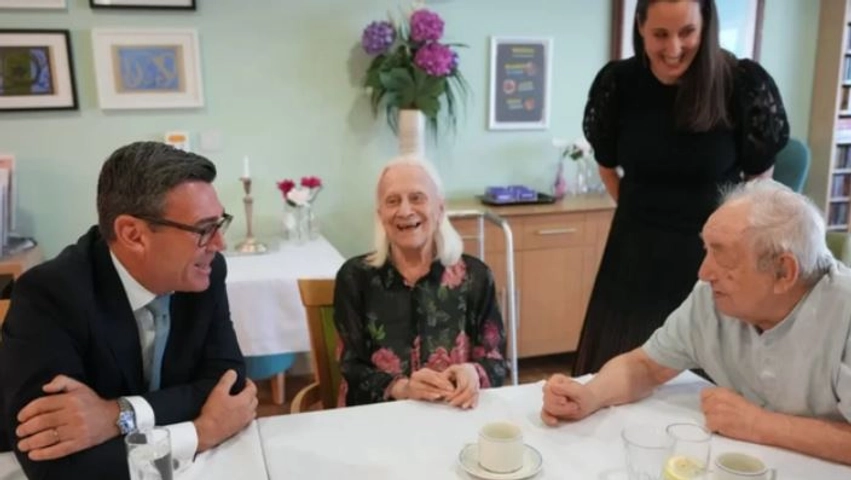 Britaniku nuk njeh kryeministrin e ri dhe e pyet me humor  A ndërroheni çdo pesë minuta 