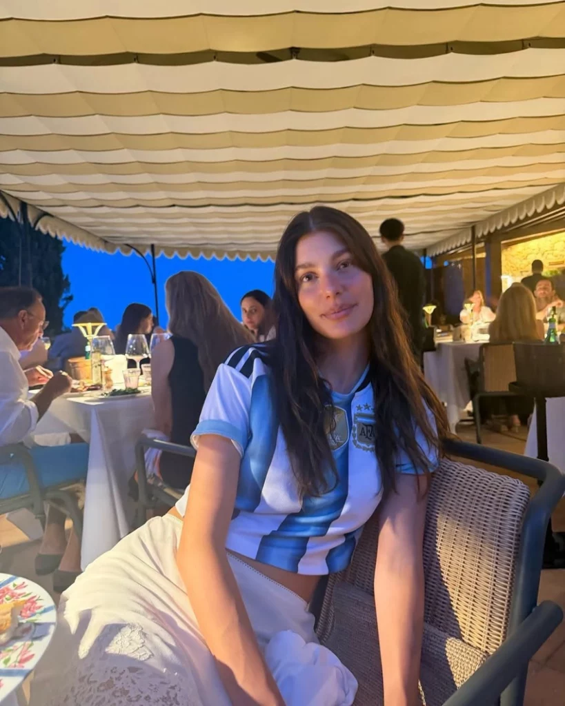 Camila Morrone nuk e fsheh krenarinë për Argjentinën, edhe gjatë pushimeve në Itali 3 camila morrone nuk e fsheh krenarine per argjentinen edhe gjate pushimeve ne itali 6a57e5dd15b68