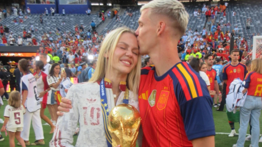 Dani Olmo festoi Kupën e Botës në krahët e të dashurës - momenti romantik që mori vëmendjen 2 dani olmo festoi kupen e botes ne krahet e te dashures momenti romantik qe mori vemendjen 6a5e451c1b477