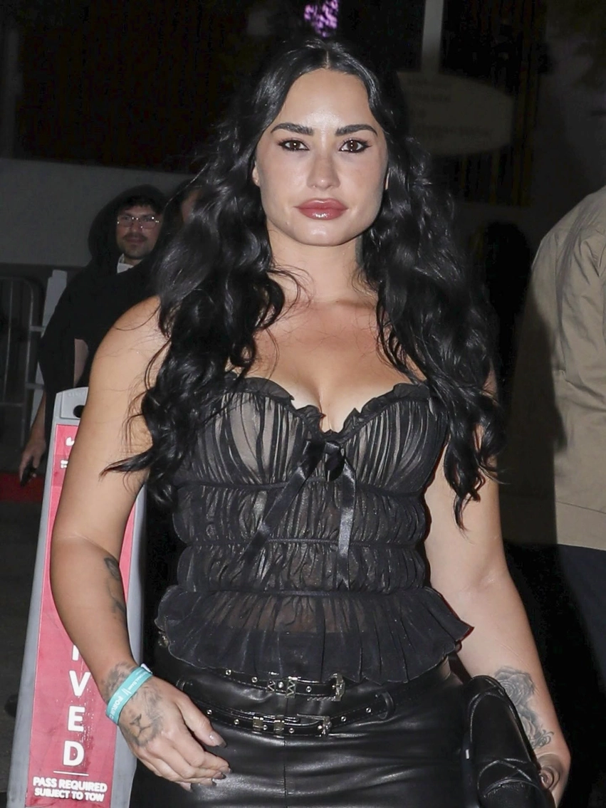 demi lovato shfaqet elegante ne koncertin e rosalias 6a4910ff43438