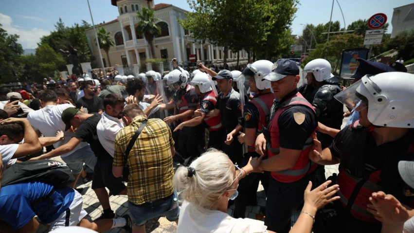 Dhuna ndaj gazetarëve në protestë, reagon Asociacioni i Gazetarëve 2 dhuna ndaj gazetareve ne proteste reagon asociacioni i gazetareve 6a4769f12da2e