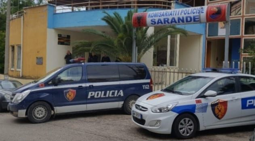 Dhunohet efektivi i policisë në Sarandë, u sulmua nga disa persona! Kontrolle në banesa dhe lokale për kapjen e autorëve 3 dhunohet efektivi i policise ne sarande u sulmua nga disa persona kontrolle ne banesa dhe lokale per kapjen e autoreve 6a59e01d5c1a0