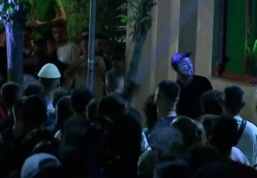 Disa të rinj me maska thyejnë xhamat e Komisariatit nr. 3, policia nxjerr FNSH -në! Aktivistët distancohen: Mos u provokoni! 1 disa te rinj me maska thyejne xhamat e komisariatit nr 3 policia nxjerr fnsh ne aktivistet distancohen mos u provokoni 6a49f0d0f11fe