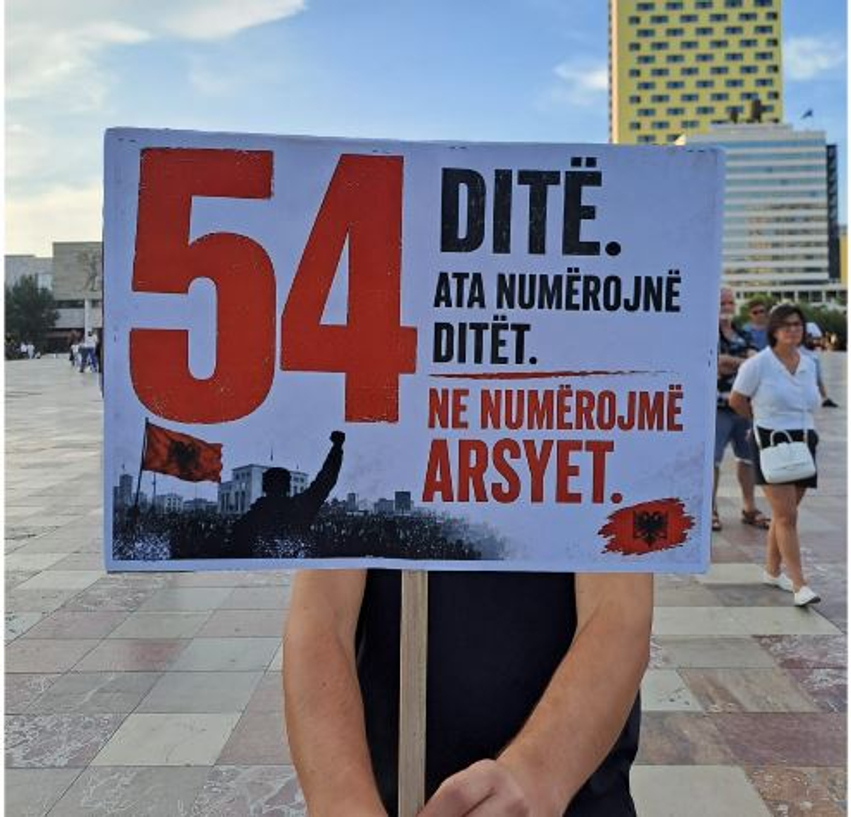 Dita e 54-t e protestës, qytetarët parulla ironike për politikën: Llogaridhënia është detyrë! Ata shpresojnë të dorëzohemi, por ne sa bëhemi më të fortë 2 dita e 54 t e protestes qytetaret parulla ironike per politiken llogaridhenia eshte detyre ata shpresojne te dorezohemi por ne sa behemi me te forte 6a625490857bd