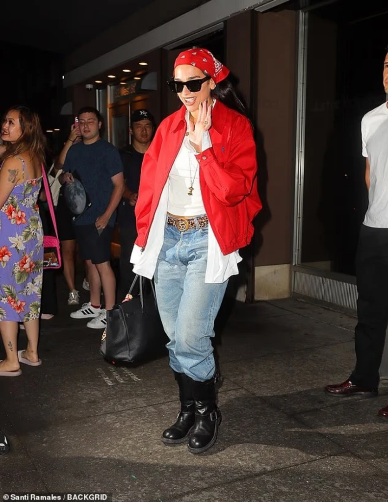 dua lipa fotografohet duke dale nga studioja e regjistrimit ne new york 6a61043b7a164