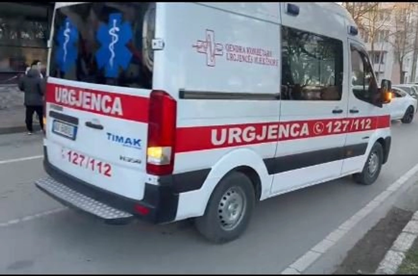E rëndë në Korçë/ I moshuari hidhet nga kati i tretë i banesës, humb jetën në vendngjarje 2 e rende ne korce i moshuari hidhet nga kati i trete i baneses humb jeten ne vendngjarje 6a4f8b4451374