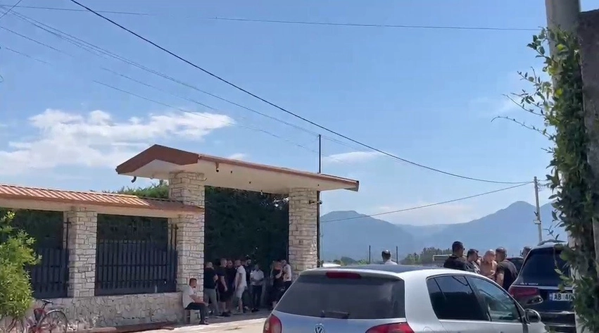 Ekzekutimi i Edmond Sulës në Vorë, dyshohet se është kryer nga vrasës me pagesë! Ja çfarë fiksuan kamerat e sigurisë 2 ekzekutimi i edmond sules ne vore dyshohet se eshte kryer nga vrases me pagese ja cfare fiksuan kamerat e sigurise 6a54b51078260