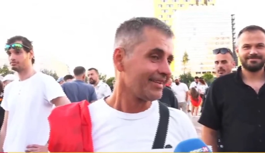 flet fermeri ne proteste jam permbytur dy here brenda vitit shteti vjen ben foto te bukura dhe nuk jep demshperblim 6a52828f90e53